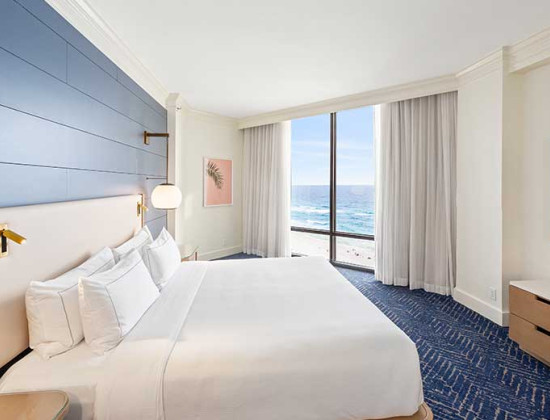 /Guestroom overlooking a Destin beach