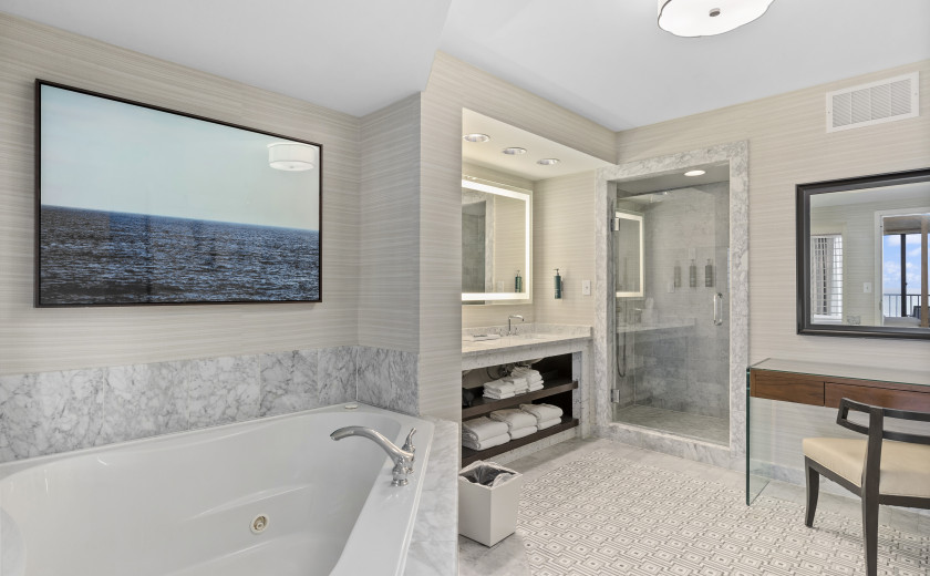 Ensuite jacuzzi in a hotel bathroom